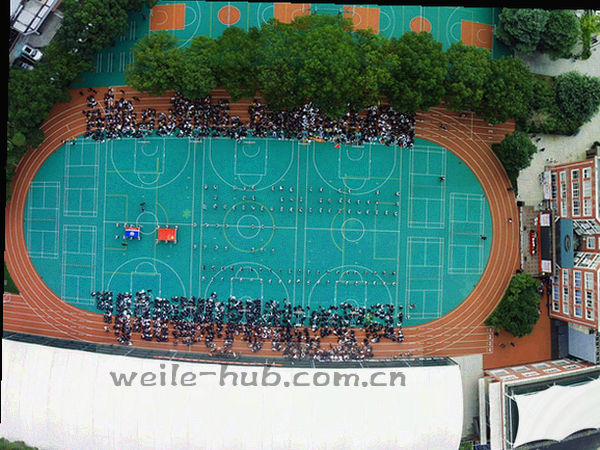玩家手持设备围观游戏画面